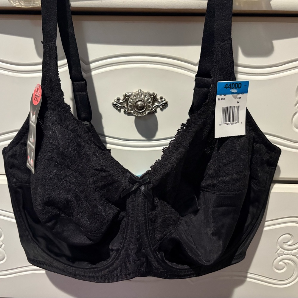 Black Avenue Lace Bra  , 

New With Tags .  

Size  44DDD